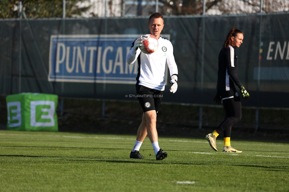 Sturm Damen - BW Linz
OEFB Frauen Bundesliga, 10. Runde, SK Sturm Graz Damen - FC Blau-Weiss Linz Kleinmuenchen, Trainingszentrum Messendorf, 10.11.2024. 

Foto zeigt Daniel Gutschi (Torwart-Trainer Sturm Damen)
