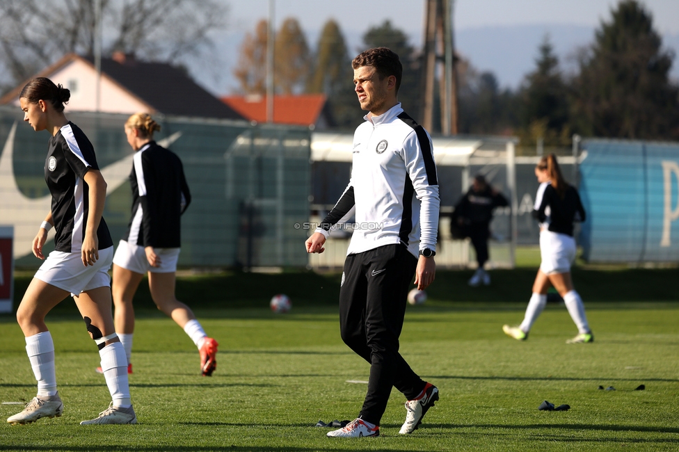 Sturm Damen - BW Linz
OEFB Frauen Bundesliga, 10. Runde, SK Sturm Graz Damen - FC Blau-Weiss Linz Kleinmuenchen, Trainingszentrum Messendorf, 10.11.2024. 

Foto zeigt David Url (Athletiktrainer Sturm Damen)
