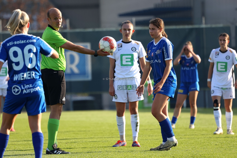 Sturm Damen - BW Linz
OEFB Frauen Bundesliga, 10. Runde, SK Sturm Graz Damen - FC Blau-Weiss Linz Kleinmuenchen, Trainingszentrum Messendorf, 10.11.2024. 

Foto zeigt den Schiedsrichter
