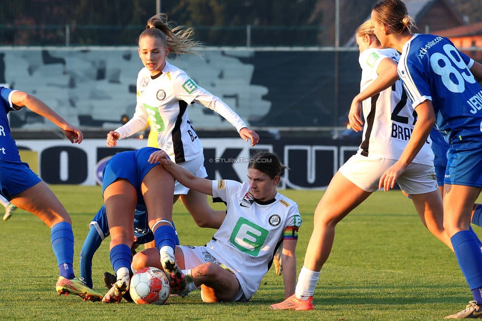 Sturm Damen - BW Linz
OEFB Frauen Bundesliga, 10. Runde, SK Sturm Graz Damen - FC Blau-Weiss Linz Kleinmuenchen, Trainingszentrum Messendorf, 10.11.2024. 

Foto zeigt Lena Breznik (Sturm Damen) und Sophie Maierhofer (Sturm Damen)
