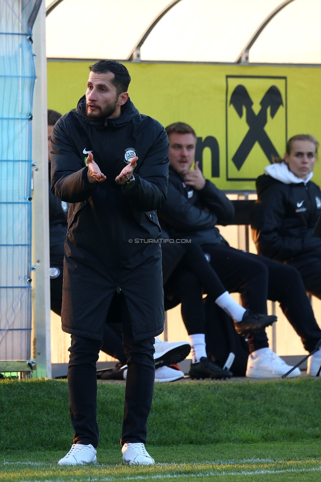 Sturm Damen - BW Linz
OEFB Frauen Bundesliga, 10. Runde, SK Sturm Graz Damen - FC Blau-Weiss Linz Kleinmuenchen, Trainingszentrum Messendorf, 10.11.2024. 

Foto zeigt Sargon Duran (Cheftrainer Sturm Damen)
