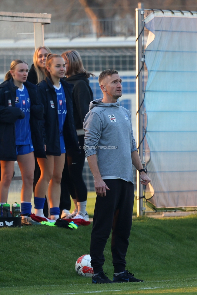 Sturm Damen - BW Linz
OEFB Frauen Bundesliga, 10. Runde, SK Sturm Graz Damen - FC Blau-Weiss Linz Kleinmuenchen, Trainingszentrum Messendorf, 10.11.2024. 

Foto zeigt den Trainer der Gaeste
