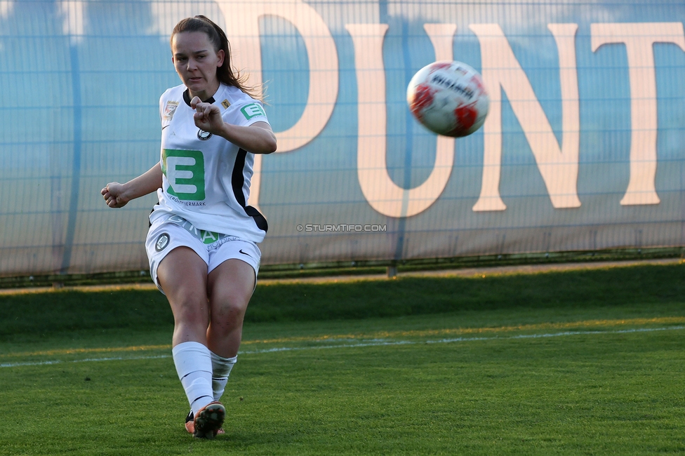 Sturm Damen - BW Linz
OEFB Frauen Bundesliga, 10. Runde, SK Sturm Graz Damen - FC Blau-Weiss Linz Kleinmuenchen, Trainingszentrum Messendorf, 10.11.2024. 

Foto zeigt Julia Keutz (Sturm Damen)
