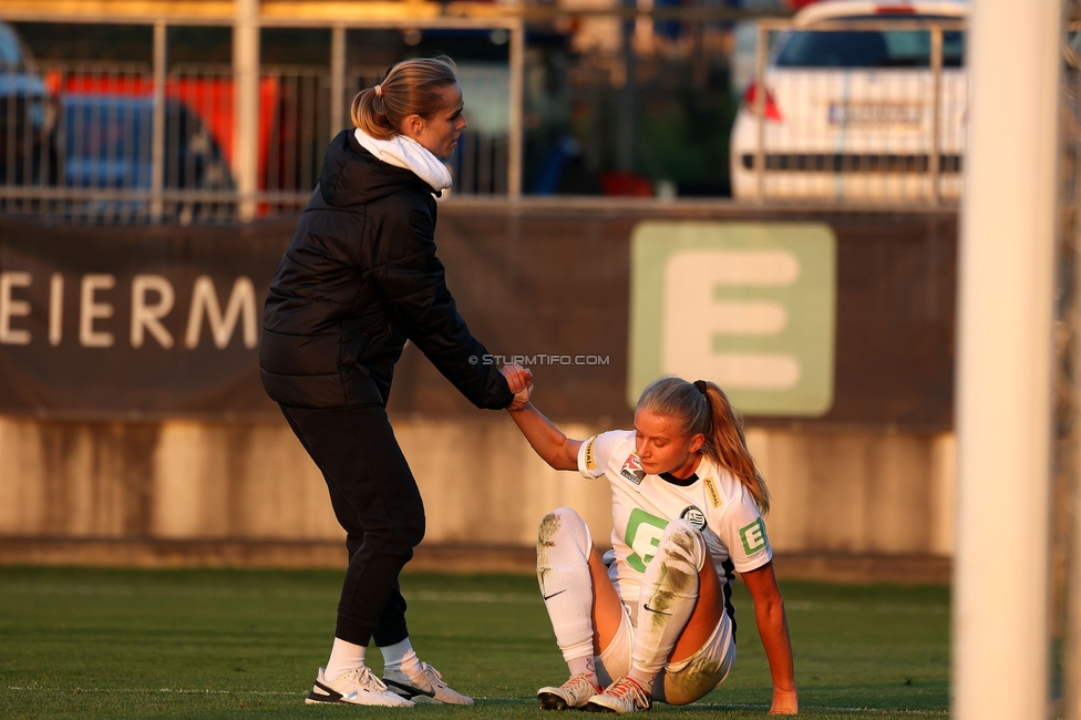 Sturm Damen - BW Linz
OEFB Frauen Bundesliga, 10. Runde, SK Sturm Graz Damen - FC Blau-Weiss Linz Kleinmuenchen, Trainingszentrum Messendorf, 10.11.2024. 

Foto zeigt Carmen Schauer (Physiotherapeutin Sturm Graz) und Sandra Jakobsen (Sturm Damen)
