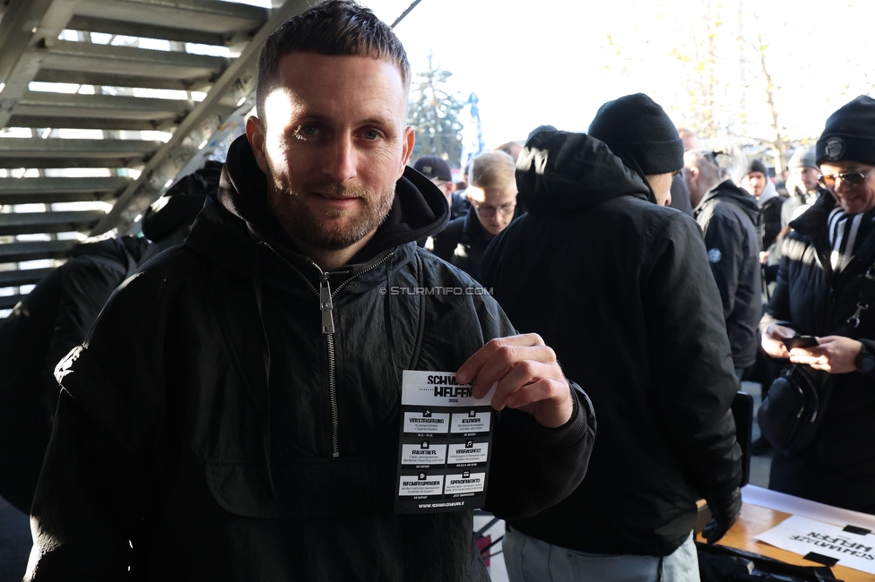 Sturm Graz - Austria Klagenfurt
Oesterreichische Fussball Bundesliga, 14. Runde, SK Sturm Graz - SK Austria Klagenfurt, Stadion Liebenau Graz, 23.11.2024. 

Foto zeigt das Vereinsfest von Schwoaze Helfen mit Jakob Jantscher
