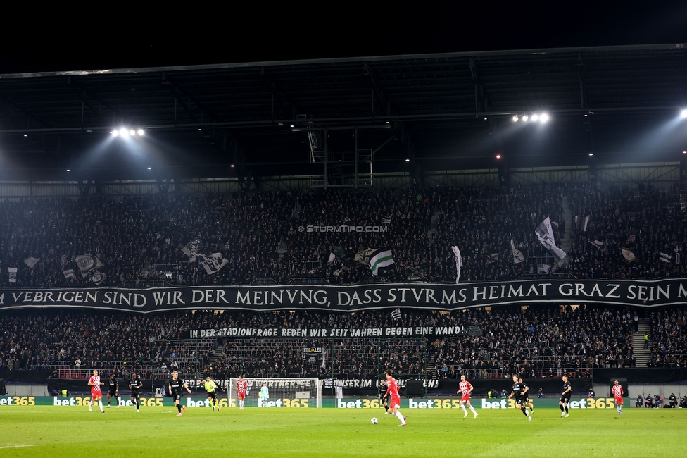 Sturm Graz - Girona
UEFA Champions League Ligaphase 5. Spieltag, SK Sturm Graz - Girona FC, Woerthersee Stadion Klagenfurt, 27.11.2024. 

Foto zeigt Fans von Sturm mit einem Spruchband
Schlüsselwörter: sturmstadion