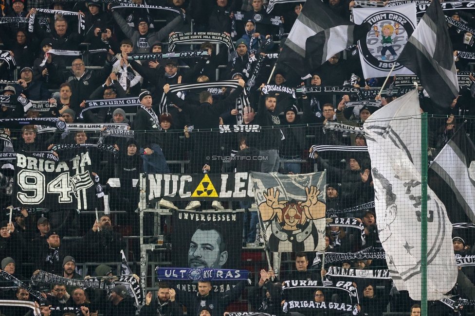 Sturm Graz - Girona
UEFA Champions League Ligaphase 5. Spieltag, SK Sturm Graz - Girona FC, Woerthersee Stadion Klagenfurt, 27.11.2024. 

Foto zeigt Fans von Sturm
Schlüsselwörter: schals brigata vorsaenger