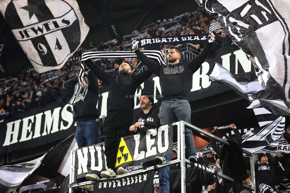 Sturm Graz - Girona
UEFA Champions League Ligaphase 5. Spieltag, SK Sturm Graz - Girona FC, Woerthersee Stadion Klagenfurt, 27.11.2024. 

Foto zeigt Fans von Sturm
Schlüsselwörter: schals brigata vorsaenger