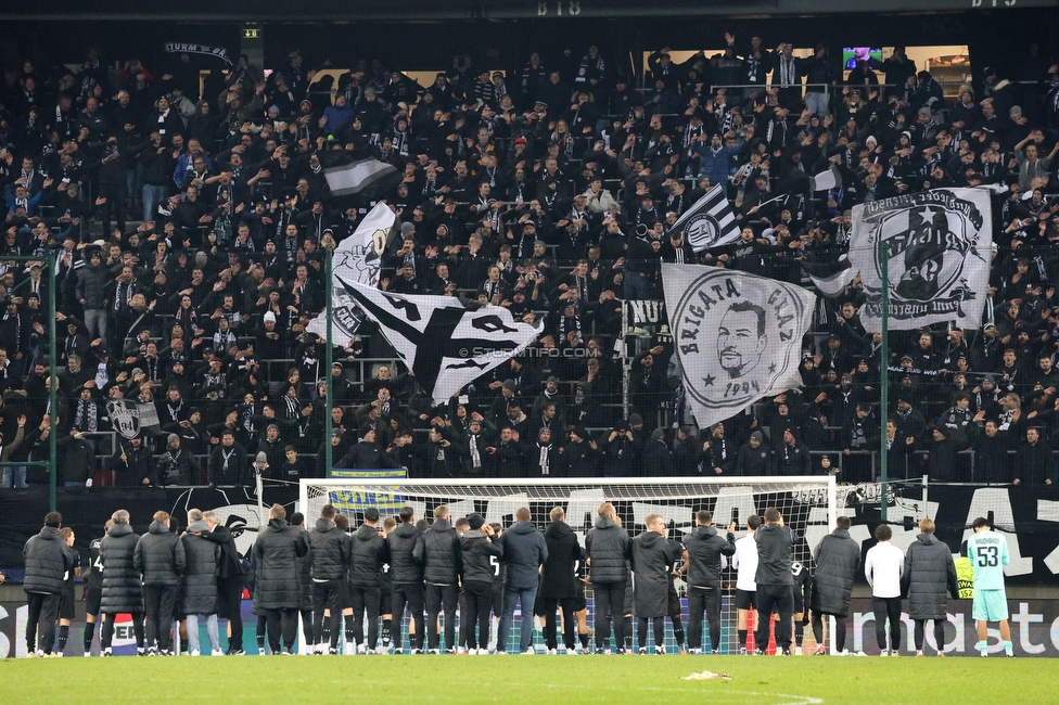 Sturm Graz - Girona
UEFA Champions League Ligaphase 5. Spieltag, SK Sturm Graz - Girona FC, Woerthersee Stadion Klagenfurt, 27.11.2024. 

Foto zeigt Fans von Sturm und die Mannschaft von Sturm
