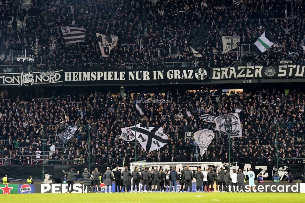 Sturm Graz - Girona
UEFA Champions League Ligaphase 5. Spieltag, SK Sturm Graz - Girona FC, Woerthersee Stadion Klagenfurt, 27.11.2024. 

Foto zeigt Fans von Sturm und die Mannschaft von Sturm
