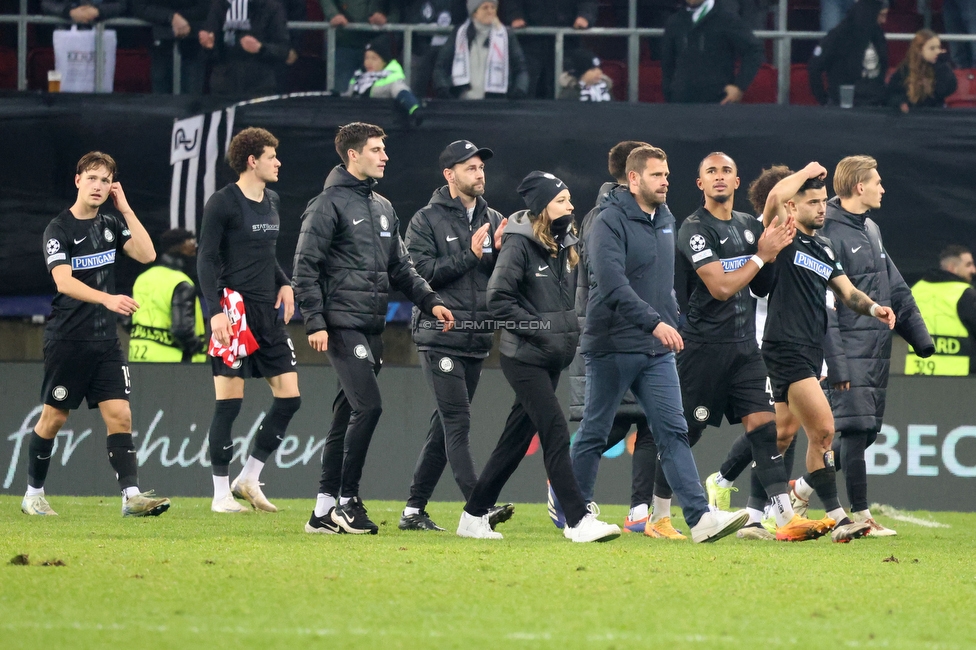 Sturm Graz - Girona
UEFA Champions League Ligaphase 5. Spieltag, SK Sturm Graz - Girona FC, Woerthersee Stadion Klagenfurt, 27.11.2024. 

Foto zeigt Juergen Saeumel (Cheftrainer Sturm) und die Mannschaft von Sturm
