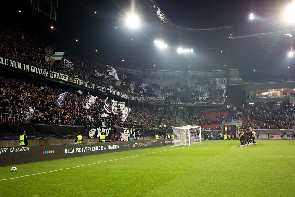 Sturm Graz - Girona
UEFA Champions League Ligaphase 5. Spieltag, SK Sturm Graz - Girona FC, Woerthersee Stadion Klagenfurt, 27.11.2024. 

Foto zeigt Fans von Sturm und die Mannschaft von Sturm
