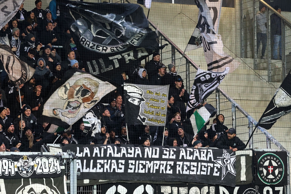 Altach - Sturm Graz
Oesterreichische Fussball Bundesliga, 15. Runde, SCR Altach - SK Sturm Graz, Stadion Schnabelholz Altach, 30.11.2024. 

Foto zeigt Fans von Sturm mit einem Spruchband
Schlüsselwörter: sturmflut