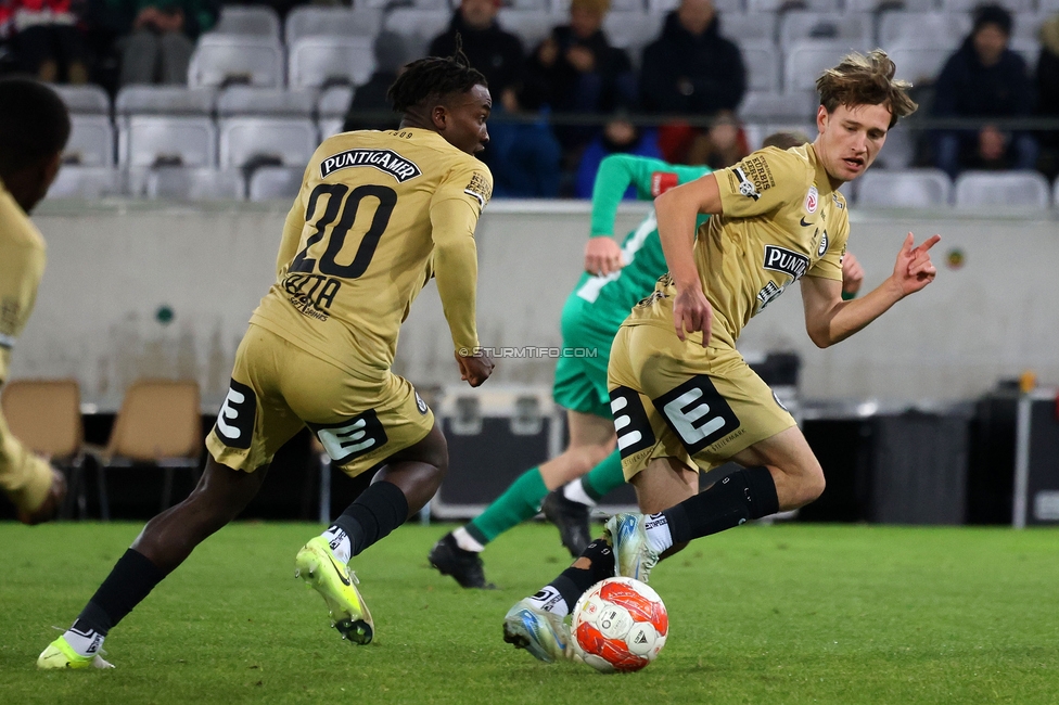 Tirol - Sturm Graz
Oesterreichische Fussball Bundesliga, 16. Runde, WSG Tirol - SK Sturm Graz, Tivoli Stadion Tirol, 07.12.2024. 

Foto zeigt Seedy Jatta (Sturm) und William Boeving (Sturm)
