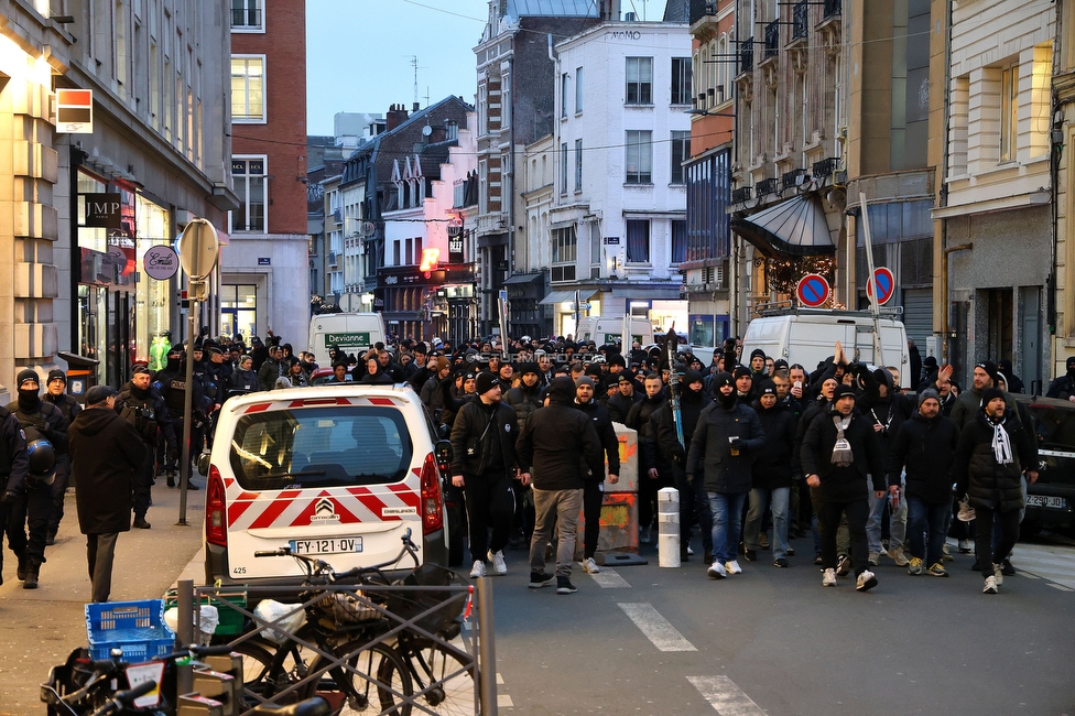 Lille - Sturm Graz
UEFA Champions League Ligaphase 6. Spieltag, Lille OSC - SK Sturm Graz, Stade Pierre Mauroy Lille, 11.12.2024. 

Foto zeigt Fans von Sturm beim Corteo
