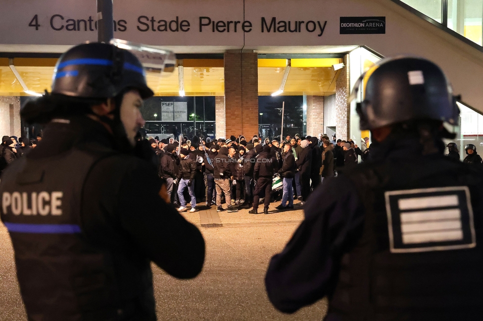 Lille - Sturm Graz
UEFA Champions League Ligaphase 6. Spieltag, Lille OSC - SK Sturm Graz, Stade Pierre Mauroy Lille, 11.12.2024. 
 
Foto zeigt Fans von Sturm beim Corteo und Polizei
