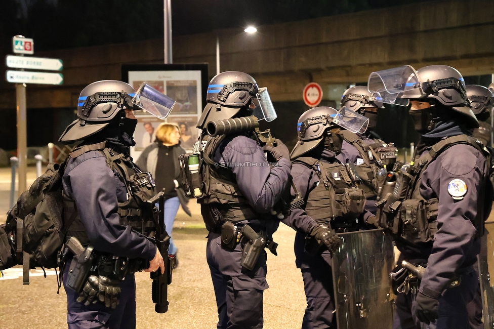 Lille - Sturm Graz
UEFA Champions League Ligaphase 6. Spieltag, Lille OSC - SK Sturm Graz, Stade Pierre Mauroy Lille, 11.12.2024. 
 
Foto zeigt Fans von Sturm beim Corteo und Polizei
