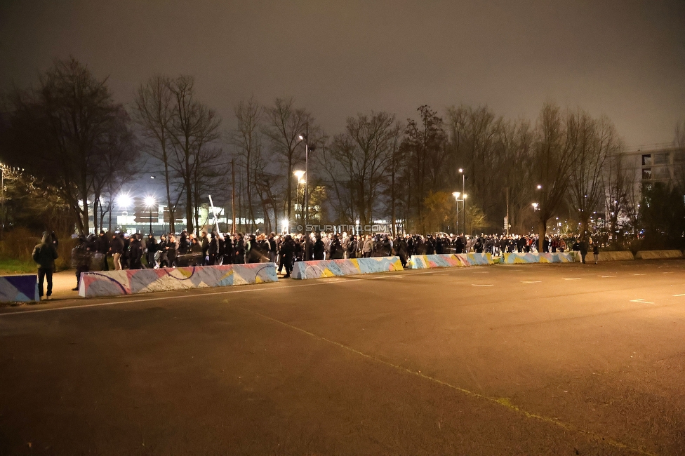 Lille - Sturm Graz
UEFA Champions League Ligaphase 6. Spieltag, Lille OSC - SK Sturm Graz, Stade Pierre Mauroy Lille, 11.12.2024. 

Foto zeigt Fans von Sturm beim Corteo
