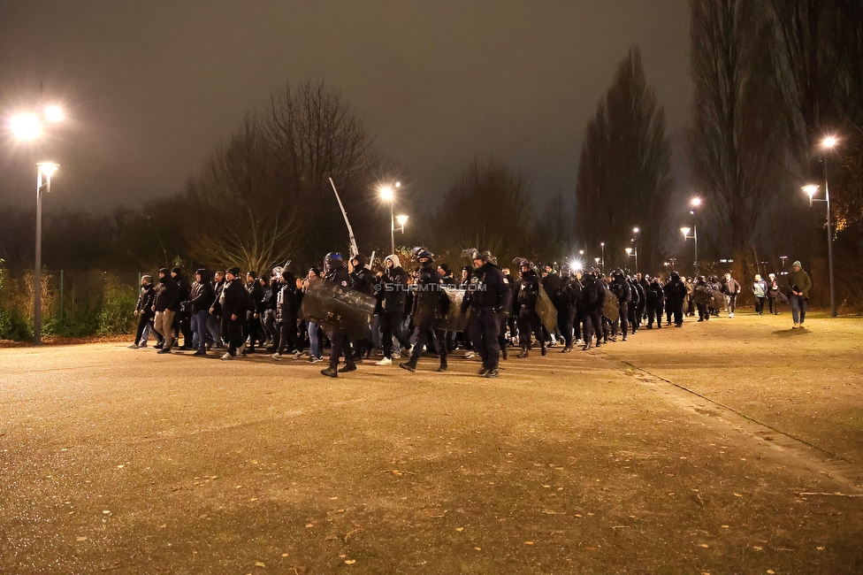 Lille - Sturm Graz
UEFA Champions League Ligaphase 6. Spieltag, Lille OSC - SK Sturm Graz, Stade Pierre Mauroy Lille, 11.12.2024. 

Foto zeigt Fans von Sturm beim Corteo
