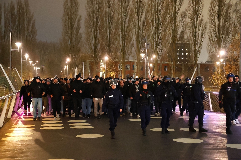 Lille - Sturm Graz
UEFA Champions League Ligaphase 6. Spieltag, Lille OSC - SK Sturm Graz, Stade Pierre Mauroy Lille, 11.12.2024. 

Foto zeigt Fans von Sturm beim Corteo
