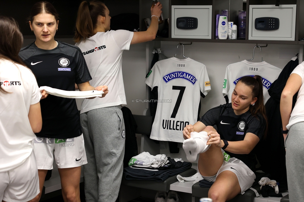 Sturm Graz Damen - St. Poelten
SPORTLAND Niederoesterreich Frauen Cup, Viertelfinale, SK Sturm Graz Damen - spusu SKN St. Poelten Rush, Stadion Liebenau Graz, 09.02.2025. 

Foto zeigt Sophie Maierhofer (Sturm Damen) und Julia Keutz (Sturm Damen)
