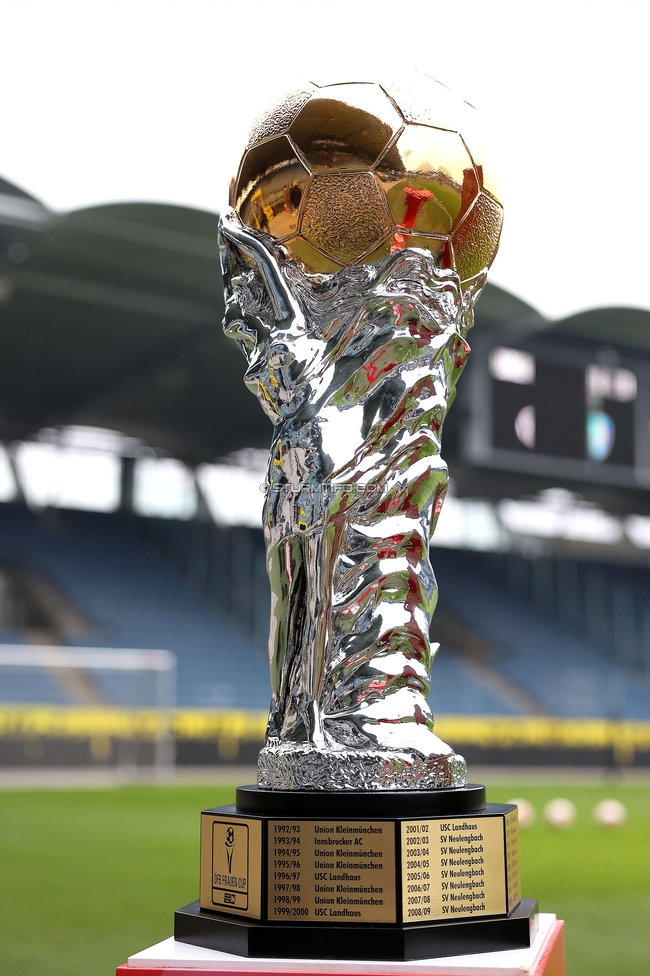 Sturm Graz Damen - St. Poelten
SPORTLAND Niederoesterreich Frauen Cup, Viertelfinale, SK Sturm Graz Damen - spusu SKN St. Poelten Rush, Stadion Liebenau Graz, 09.02.2025. 

Foto zeigt den Pokal
