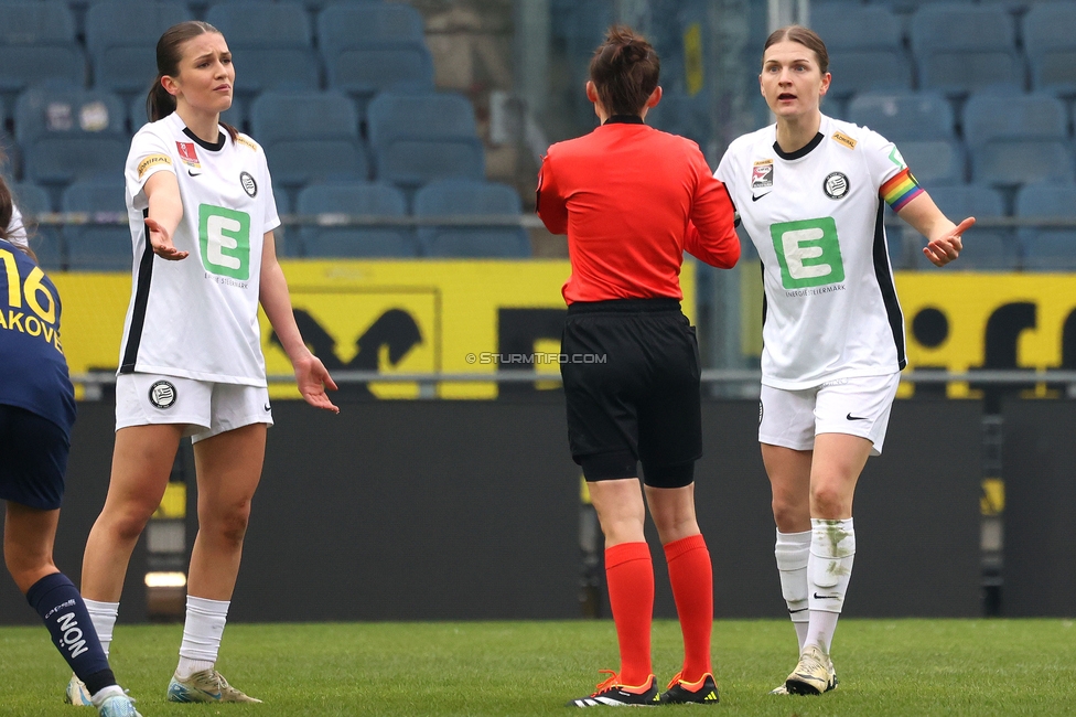 Sturm Graz Damen - St. Poelten
SPORTLAND Niederoesterreich Frauen Cup, Viertelfinale, SK Sturm Graz Damen - spusu SKN St. Poelten Rush, Stadion Liebenau Graz, 09.02.2025. 

Foto zeigt Marie Spiess (Sturm Damen) und Sophie Maierhofer (Sturm Damen)
