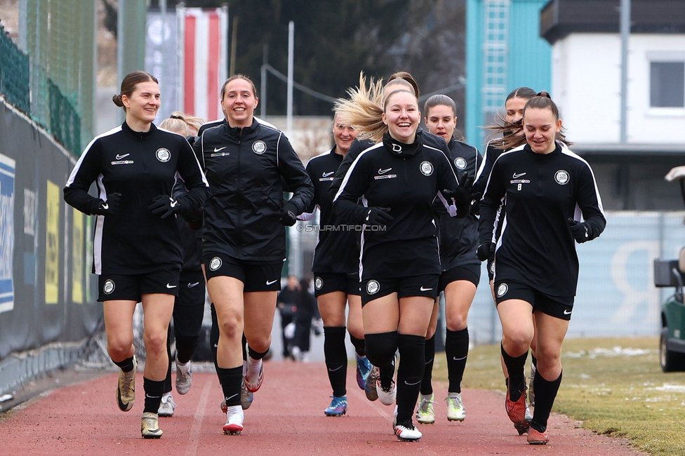 Sturm Damen - Vienna
OEFB Frauen Bundesliga, 14. Runde, SK Sturm Graz Damen - First Vienna FC 1894, Trainingszentrum Messendorf, 16.02.2025. 

Foto zeigt die Mannschaft der Sturm Damen
