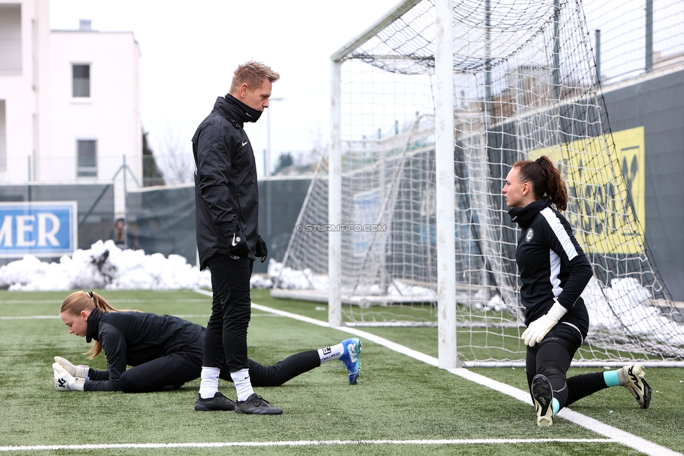 Sturm Damen - Vienna
OEFB Frauen Bundesliga, 14. Runde, SK Sturm Graz Damen - First Vienna FC 1894, Trainingszentrum Messendorf, 16.02.2025. 

Foto zeigt Daniel Gutschi (Torwart-Trainer Sturm Damen) und Lourdes Romero (Sturm Damen)
