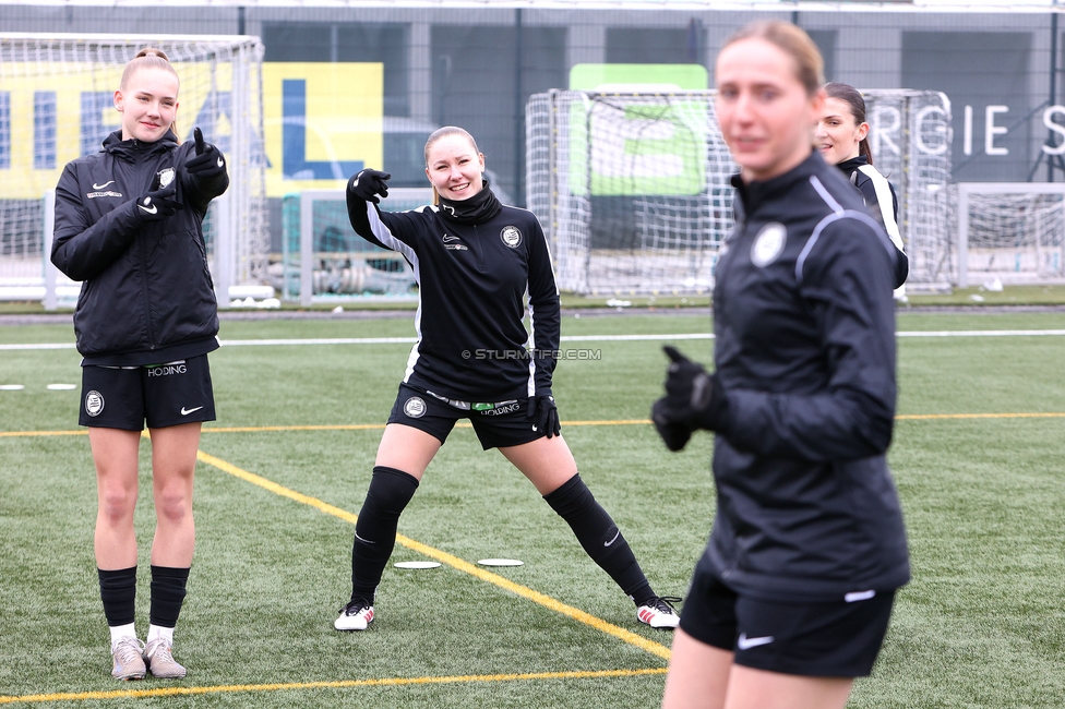 Sturm Damen - Vienna
OEFB Frauen Bundesliga, 14. Runde, SK Sturm Graz Damen - First Vienna FC 1894, Trainingszentrum Messendorf, 16.02.2025. 

Foto zeigt Lena Breznik (Sturm Damen), Anna Wirnsberger (Sturm Damen) und Elisabeth Brandl (Sturm Damen)
