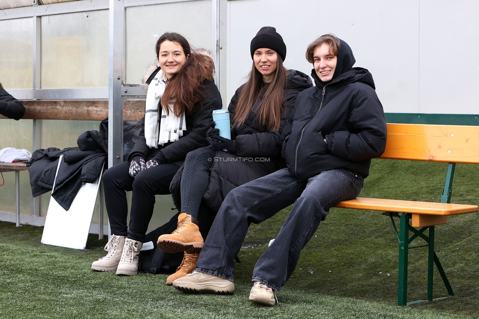 Sturm Damen - Vienna
OEFB Frauen Bundesliga, 14. Runde, SK Sturm Graz Damen - First Vienna FC 1894, Trainingszentrum Messendorf, 16.02.2025. 

Foto zeigt Vanessa Gritzner (Sturm Damen), Stefanie Grossgasteiger (Sturm Damen) und Pauline Deutsch (Sturm Damen)
