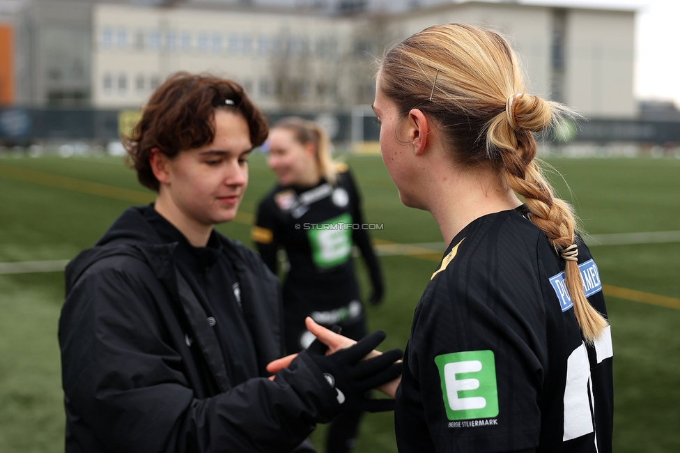 Sturm Damen - Vienna
OEFB Frauen Bundesliga, 14. Runde, SK Sturm Graz Damen - First Vienna FC 1894, Trainingszentrum Messendorf, 16.02.2025. 

Foto zeigt Elisabeth Brandl (Sturm Damen) und Leonie Christin Tragl (Sturm Damen)
