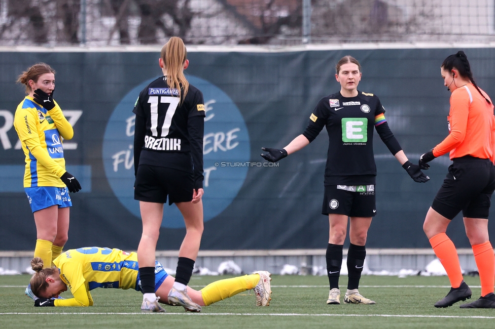 Sturm Damen - Vienna
OEFB Frauen Bundesliga, 14. Runde, SK Sturm Graz Damen - First Vienna FC 1894, Trainingszentrum Messendorf, 16.02.2025. 

Foto zeigt Lena Breznik (Sturm Damen) und Sophie Maierhofer (Sturm Damen)
