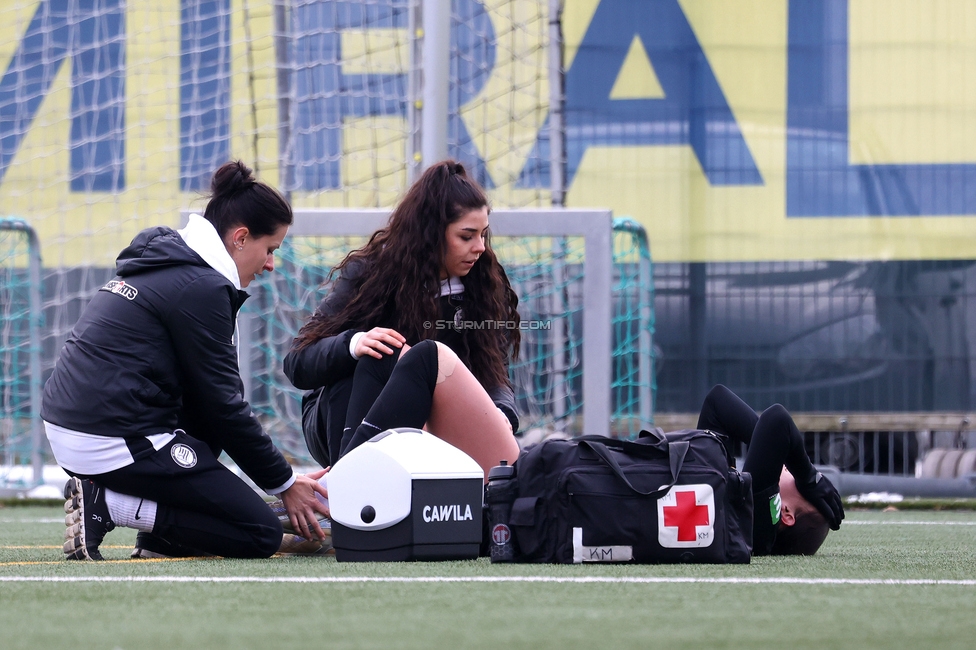 Sturm Damen - Vienna
OEFB Frauen Bundesliga, 14. Runde, SK Sturm Graz Damen - First Vienna FC 1894, Trainingszentrum Messendorf, 16.02.2025. 

Foto zeigt Carina Tretnjak (Masseurin Sturm Damen) und Linda Popofsits (Sturm Damen)
