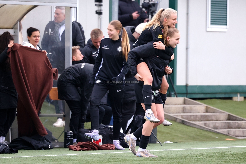 Sturm Damen - Vienna
OEFB Frauen Bundesliga, 14. Runde, SK Sturm Graz Damen - First Vienna FC 1894, Trainingszentrum Messendorf, 16.02.2025. 

Foto zeigt Lena Breznik (Sturm Damen) und Sandra Jakobsen (Sturm Damen)
