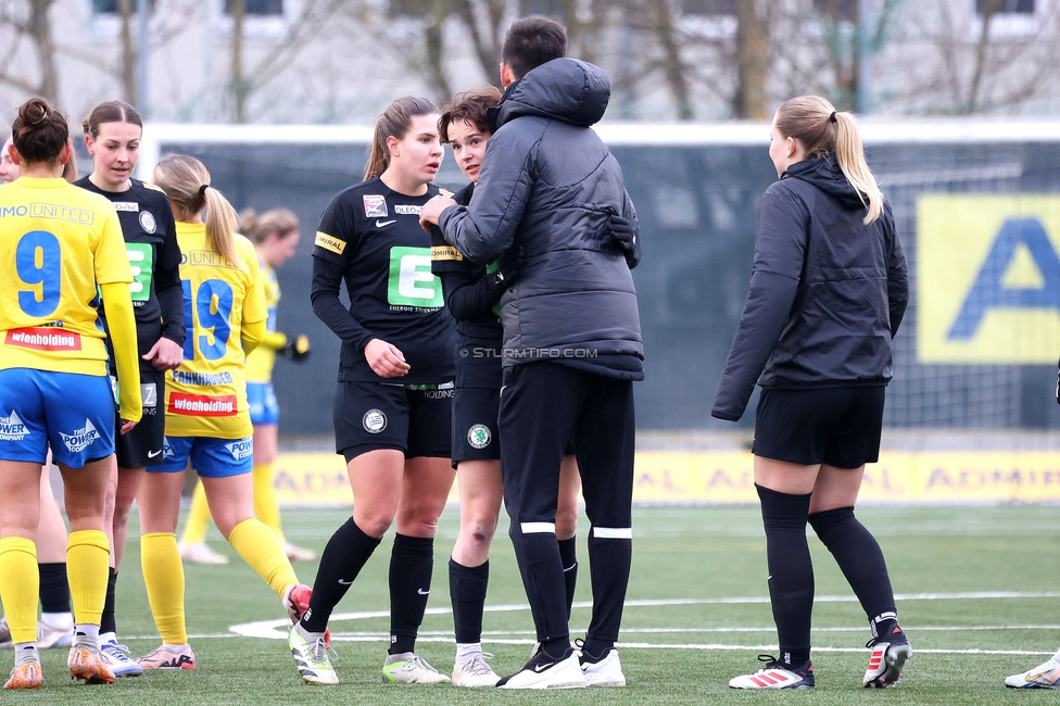 Sturm Damen - Vienna
OEFB Frauen Bundesliga, 14. Runde, SK Sturm Graz Damen - First Vienna FC 1894, Trainingszentrum Messendorf, 16.02.2025. 

Foto zeigt Tode Djakovic (Cheftrainer Sturm Damen) und Leonie Christin Tragl (Sturm Damen)
