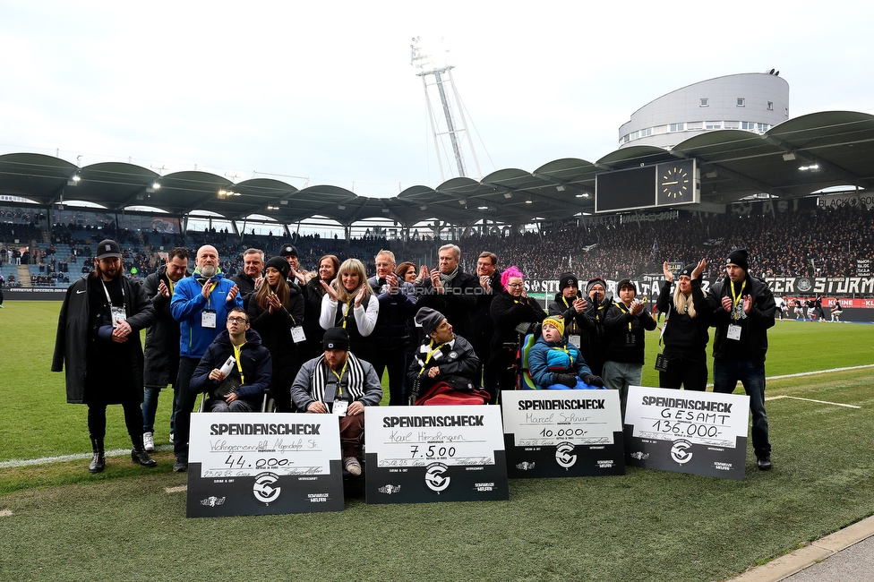 Sturm Graz - Blau-Weiss Linz
Oesterreichische Fussball Bundesliga, 19. Runde, SK Sturm Graz - FC Blau-Weiss Linz, Stadion Liebenau Graz, 23.02.2025. 

Foto zeigt die Spendenuebergabe von Schwoaze Helfen und Christian Jauk (Praesident Sturm)
Schlüsselwörter: schwoazehelfen