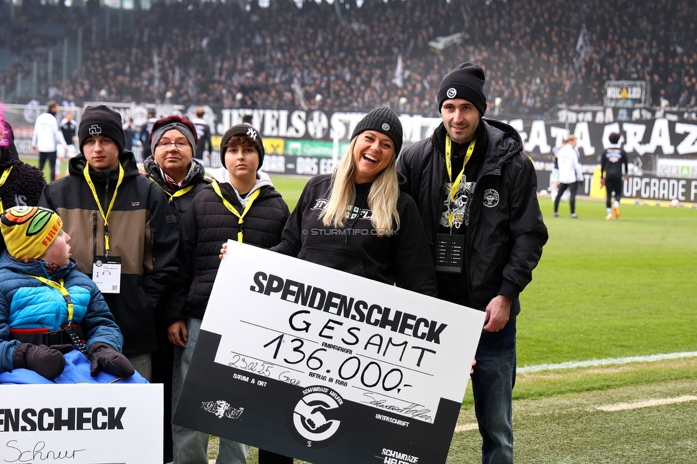 Sturm Graz - Blau-Weiss Linz
Oesterreichische Fussball Bundesliga, 19. Runde, SK Sturm Graz - FC Blau-Weiss Linz, Stadion Liebenau Graz, 23.02.2025. 

Foto zeigt die Spendenuebergabe von Schwoaze Helfen
Schlüsselwörter: schwoazehelfen