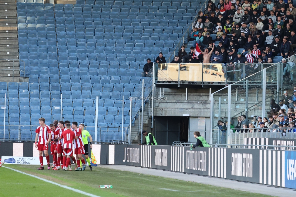 Sturm Graz U19 - Olympiacos
UEFA Youth League Achtelfinale, SK Sturm Graz U19 - Olympiacos FC, Stadion Liebenau Graz, 05.03.2025. 

Foto zeigt die Mannschaft und Fans von Olympiacos
