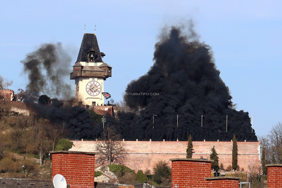 GAK - Sturm Graz
Oesterreichische Fussball Bundesliga, 21. Runde, Grazer AK - SK Sturm Graz, Stadion Liebenau Graz, 09.03.2024. 

Foto zeigt Fans von Sturm am Schlossberg
Schlüsselwörter: pyrotechnik