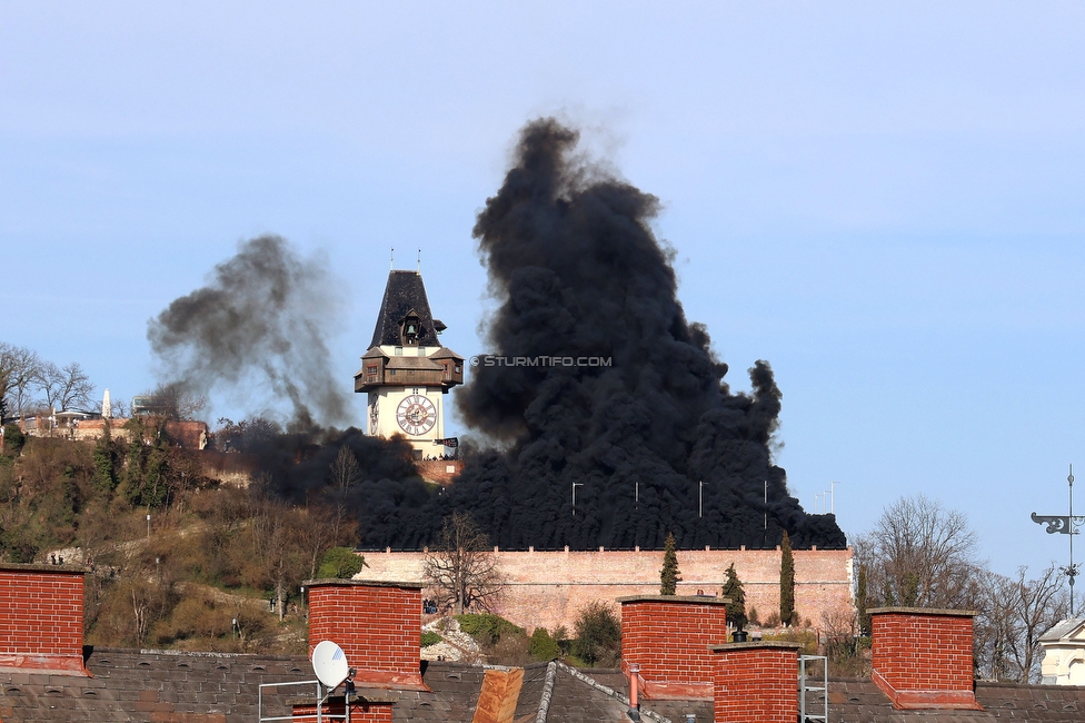 GAK - Sturm Graz
Oesterreichische Fussball Bundesliga, 21. Runde, Grazer AK - SK Sturm Graz, Stadion Liebenau Graz, 09.03.2024. 

Foto zeigt Fans von Sturm am Schlossberg
Schlüsselwörter: pyrotechnik