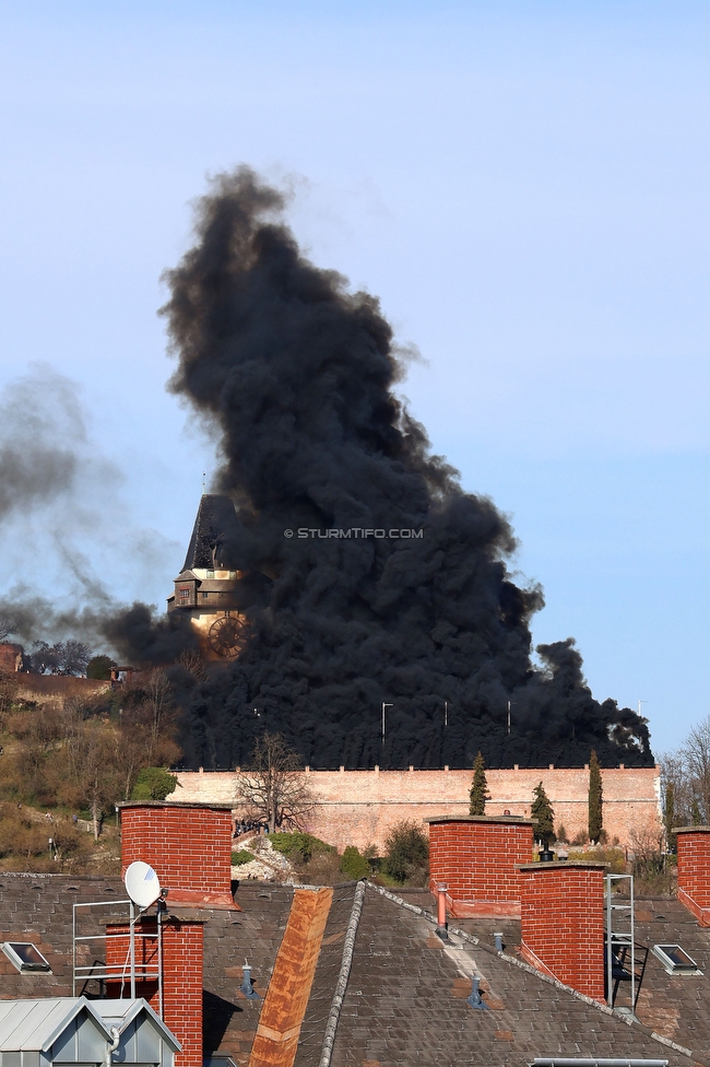 GAK - Sturm Graz
Oesterreichische Fussball Bundesliga, 21. Runde, Grazer AK - SK Sturm Graz, Stadion Liebenau Graz, 09.03.2024. 

Foto zeigt Fans von Sturm am Schlossberg
Schlüsselwörter: pyrotechnik