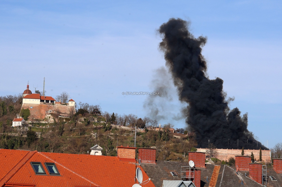 GAK - Sturm Graz
Oesterreichische Fussball Bundesliga, 21. Runde, Grazer AK - SK Sturm Graz, Stadion Liebenau Graz, 09.03.2024. 

Foto zeigt Fans von Sturm am Schlossberg
Schlüsselwörter: pyrotechnik