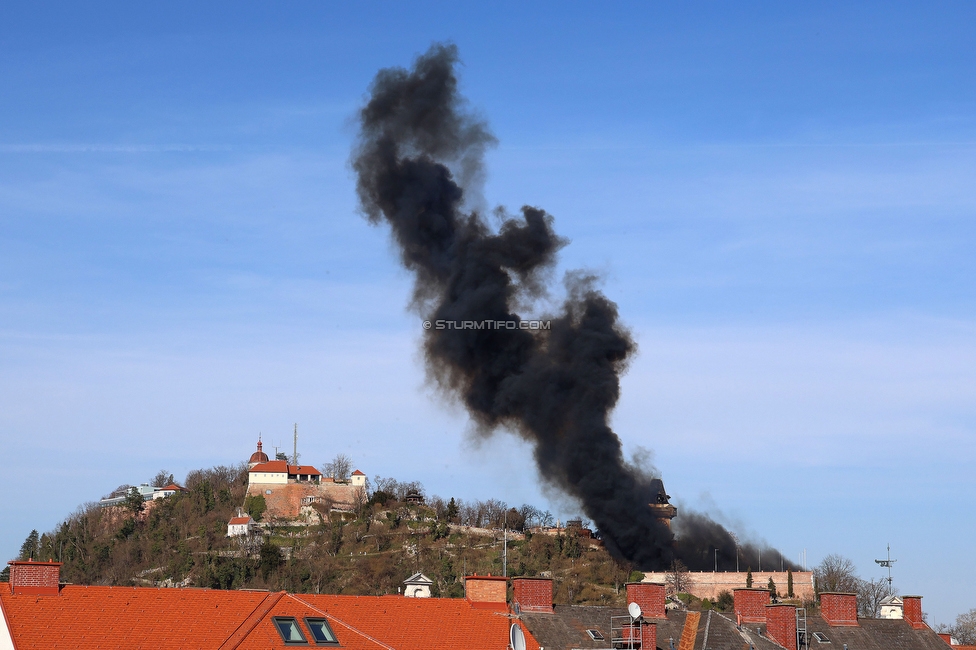 GAK - Sturm Graz
Oesterreichische Fussball Bundesliga, 21. Runde, Grazer AK - SK Sturm Graz, Stadion Liebenau Graz, 09.03.2024. 

Foto zeigt Fans von Sturm am Schlossberg
Schlüsselwörter: pyrotechnik