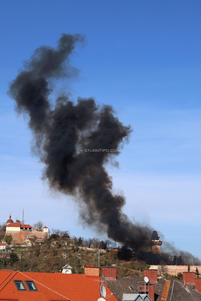 GAK - Sturm Graz
Oesterreichische Fussball Bundesliga, 21. Runde, Grazer AK - SK Sturm Graz, Stadion Liebenau Graz, 09.03.2024. 

Foto zeigt Fans von Sturm am Schlossberg
Schlüsselwörter: pyrotechnik