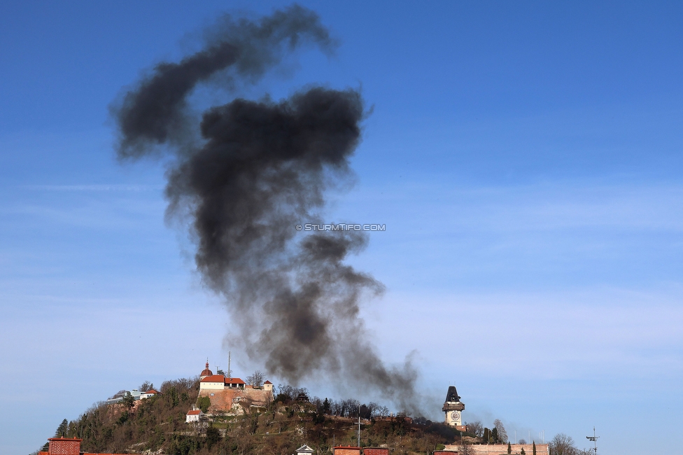 GAK - Sturm Graz
Oesterreichische Fussball Bundesliga, 21. Runde, Grazer AK - SK Sturm Graz, Stadion Liebenau Graz, 09.03.2024. 

Foto zeigt Fans von Sturm am Schlossberg
Schlüsselwörter: pyrotechnik