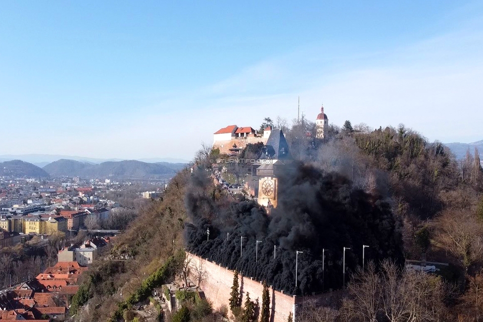 GAK - Sturm Graz
Oesterreichische Fussball Bundesliga, 21. Runde, Grazer AK - SK Sturm Graz, Stadion Liebenau Graz, 09.03.2024. 

Foto zeigt Fans von Sturm am Schlossberg
Schlüsselwörter: pyrotechnik