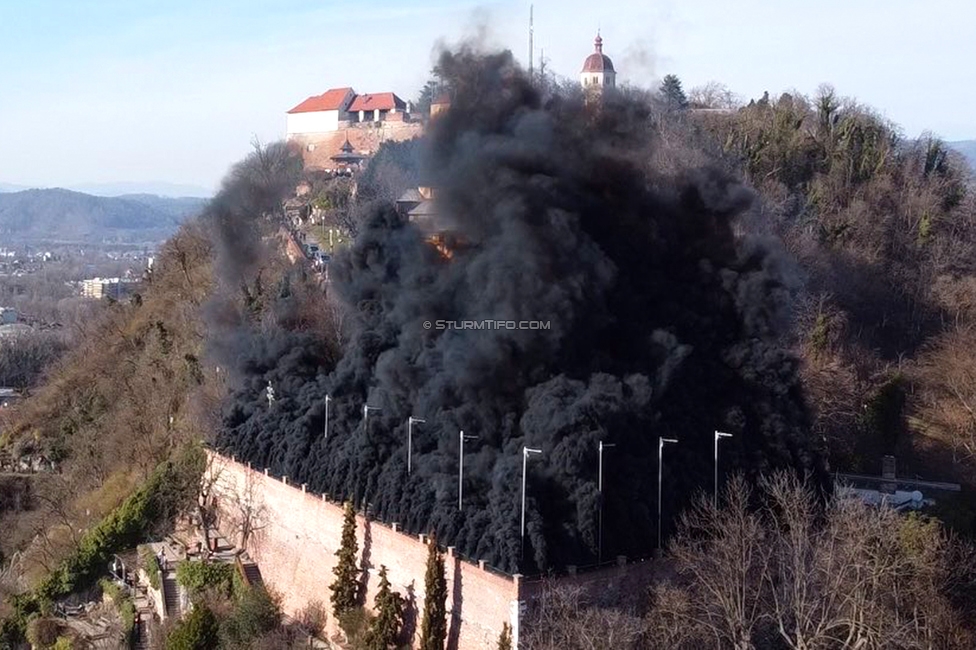 GAK - Sturm Graz
Oesterreichische Fussball Bundesliga, 21. Runde, Grazer AK - SK Sturm Graz, Stadion Liebenau Graz, 09.03.2024. 

Foto zeigt Fans von Sturm am Schlossberg
Schlüsselwörter: pyrotechnik