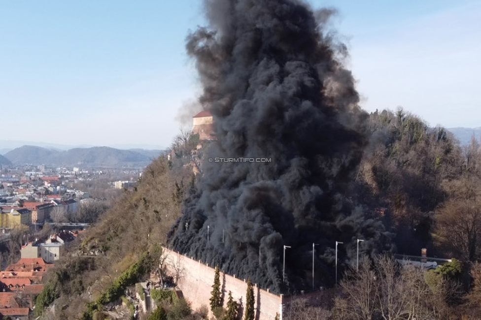 GAK - Sturm Graz
Oesterreichische Fussball Bundesliga, 21. Runde, Grazer AK - SK Sturm Graz, Stadion Liebenau Graz, 09.03.2024. 

Foto zeigt Fans von Sturm am Schlossberg
Schlüsselwörter: pyrotechnik