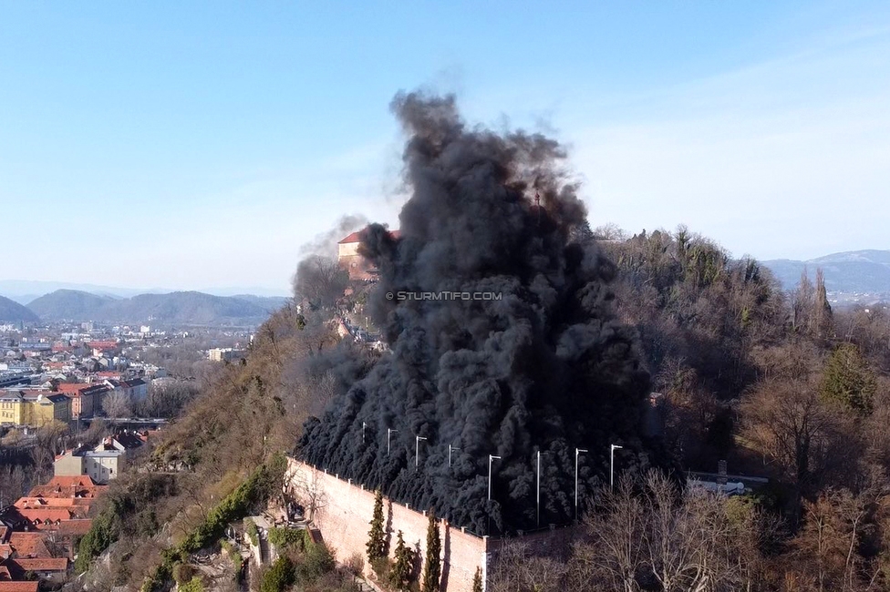 GAK - Sturm Graz
Oesterreichische Fussball Bundesliga, 21. Runde, Grazer AK - SK Sturm Graz, Stadion Liebenau Graz, 09.03.2024. 

Foto zeigt Fans von Sturm am Schlossberg
Schlüsselwörter: pyrotechnik